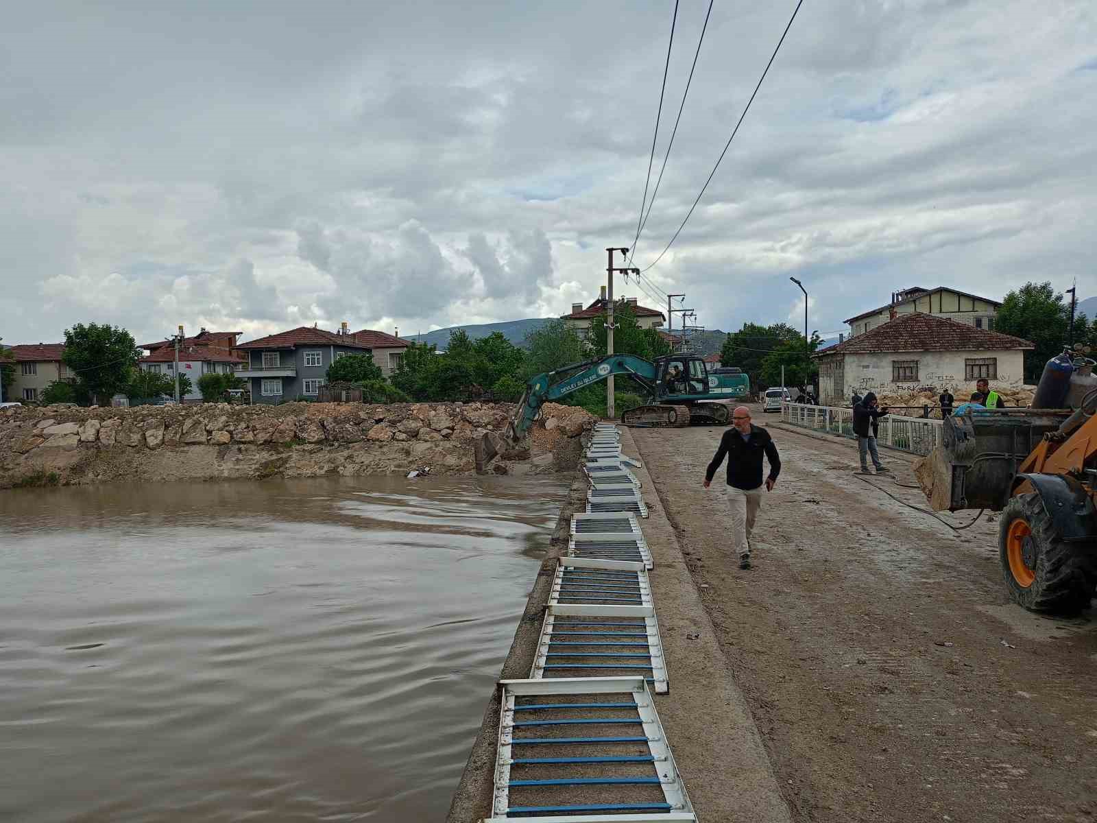 turhalda taskin riski nedeniyle koprulerde yikim ve sokum calismasi basladi 3 4w7XsPLs