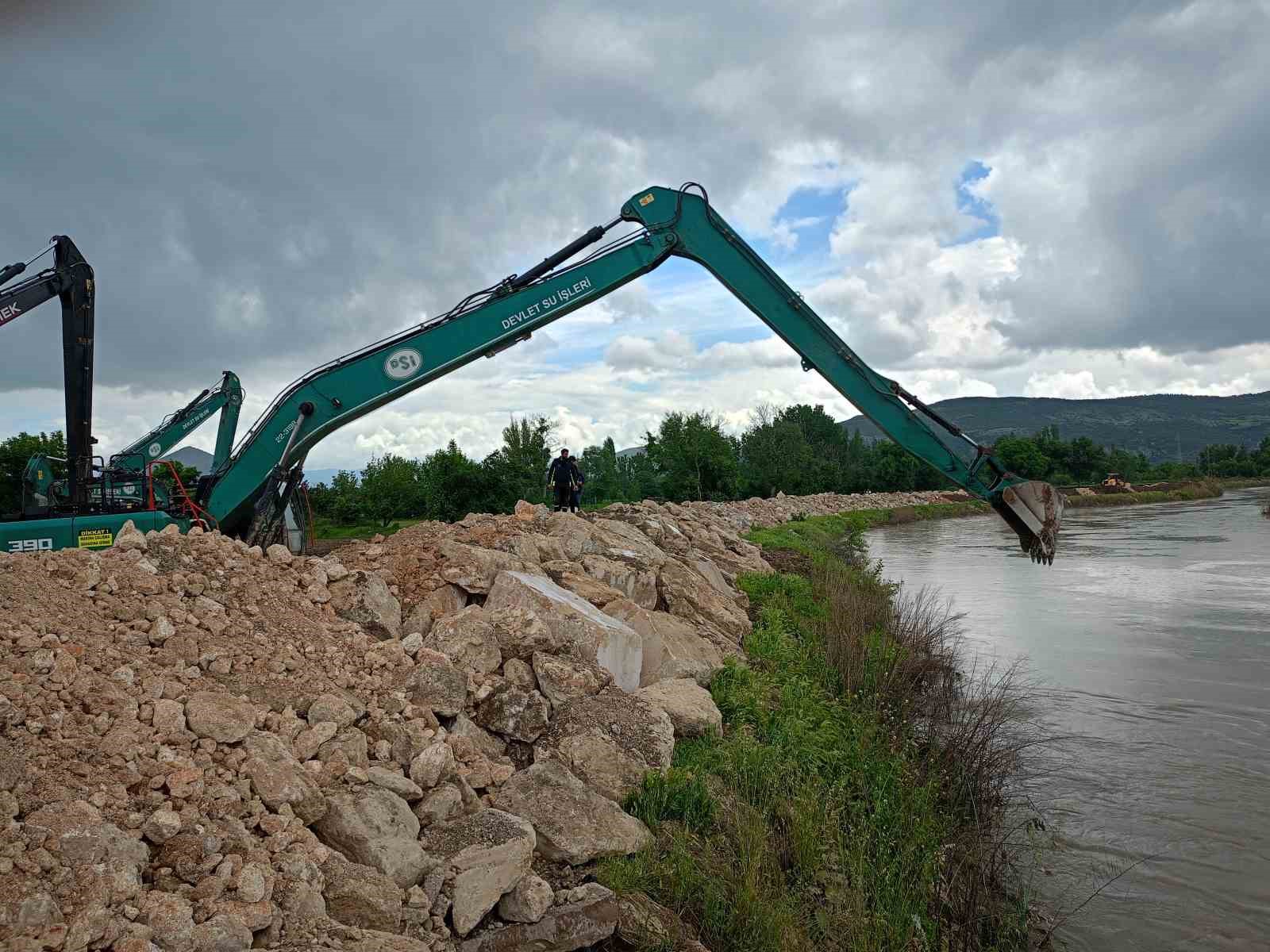 turhalda taskin riski nedeniyle koprulerde yikim ve sokum calismasi basladi 4 SeRPulSG