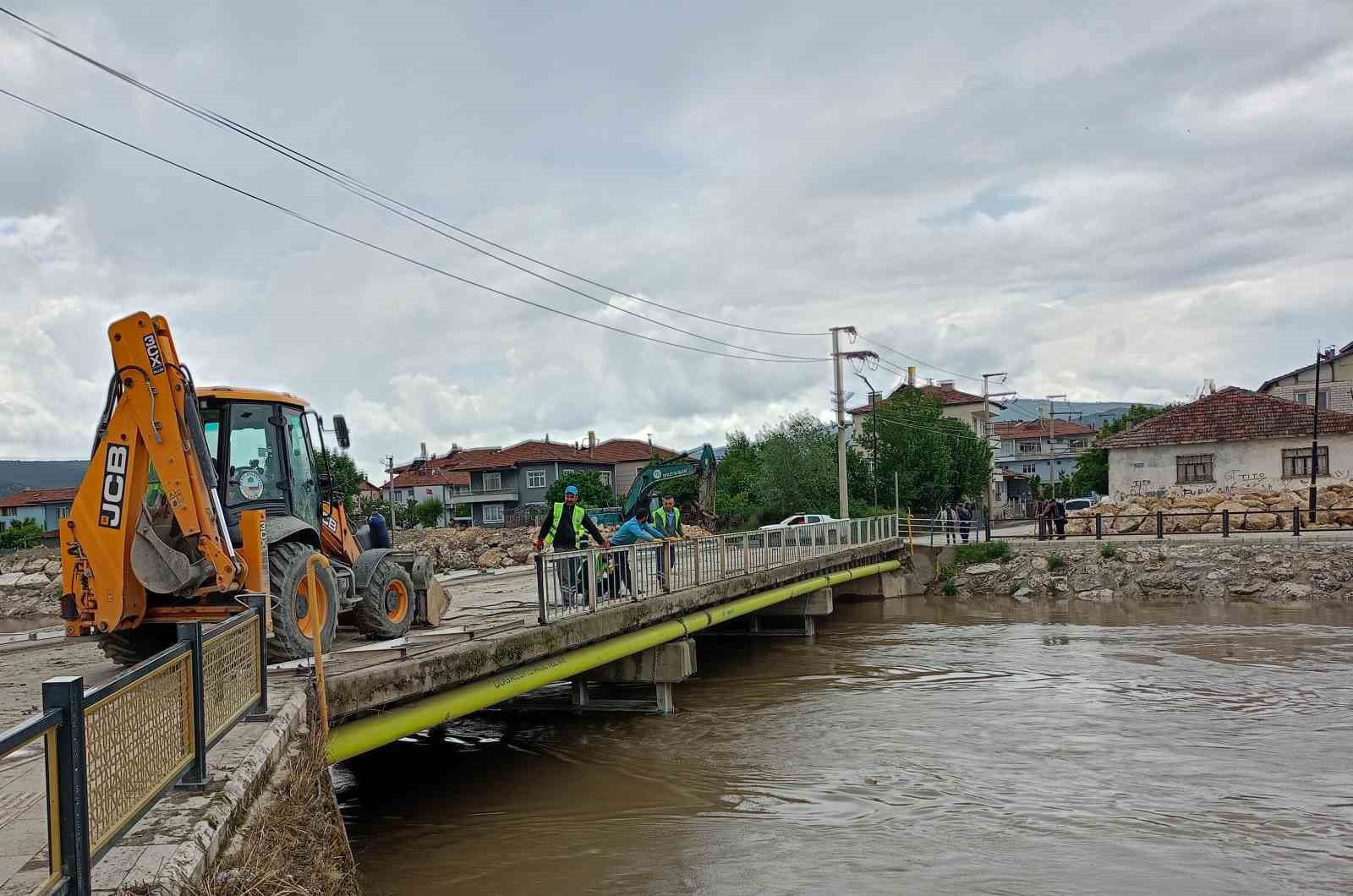 turhalda taskin riski nedeniyle koprulerde yikim ve sokum calismasi basladi 5 iQpkPIXt