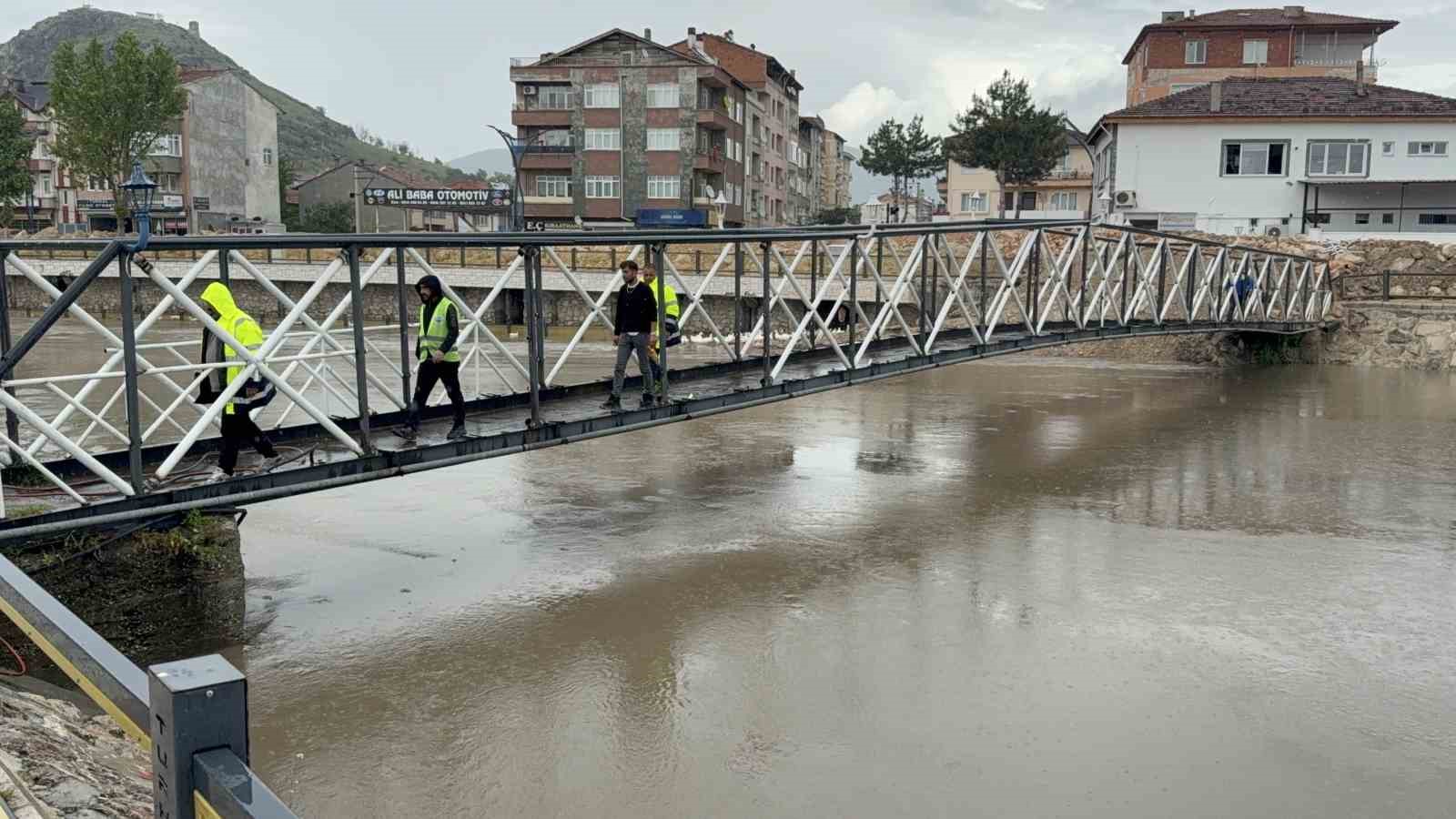 turhalda taskin riski nedeniyle koprulerde yikim ve sokum calismasi basladi 6 8ra7bd8Z
