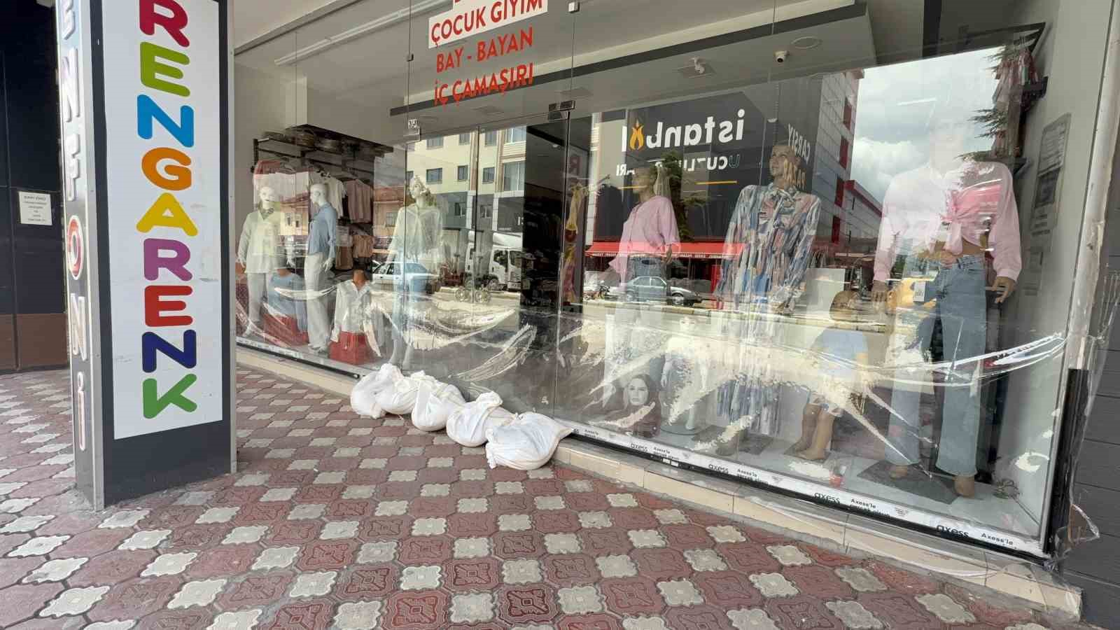 turhalda taskin riskine karsi esnaf kepenk kapatti 4 EQbu6hYc