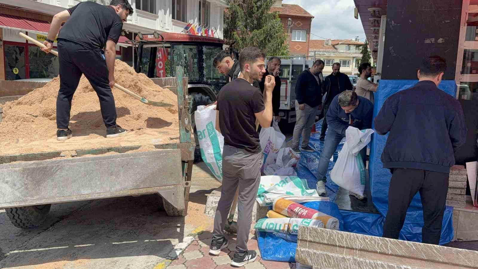 turhalda taskin riskine karsi esnaf kepenk kapatti 6 AcH4jai1