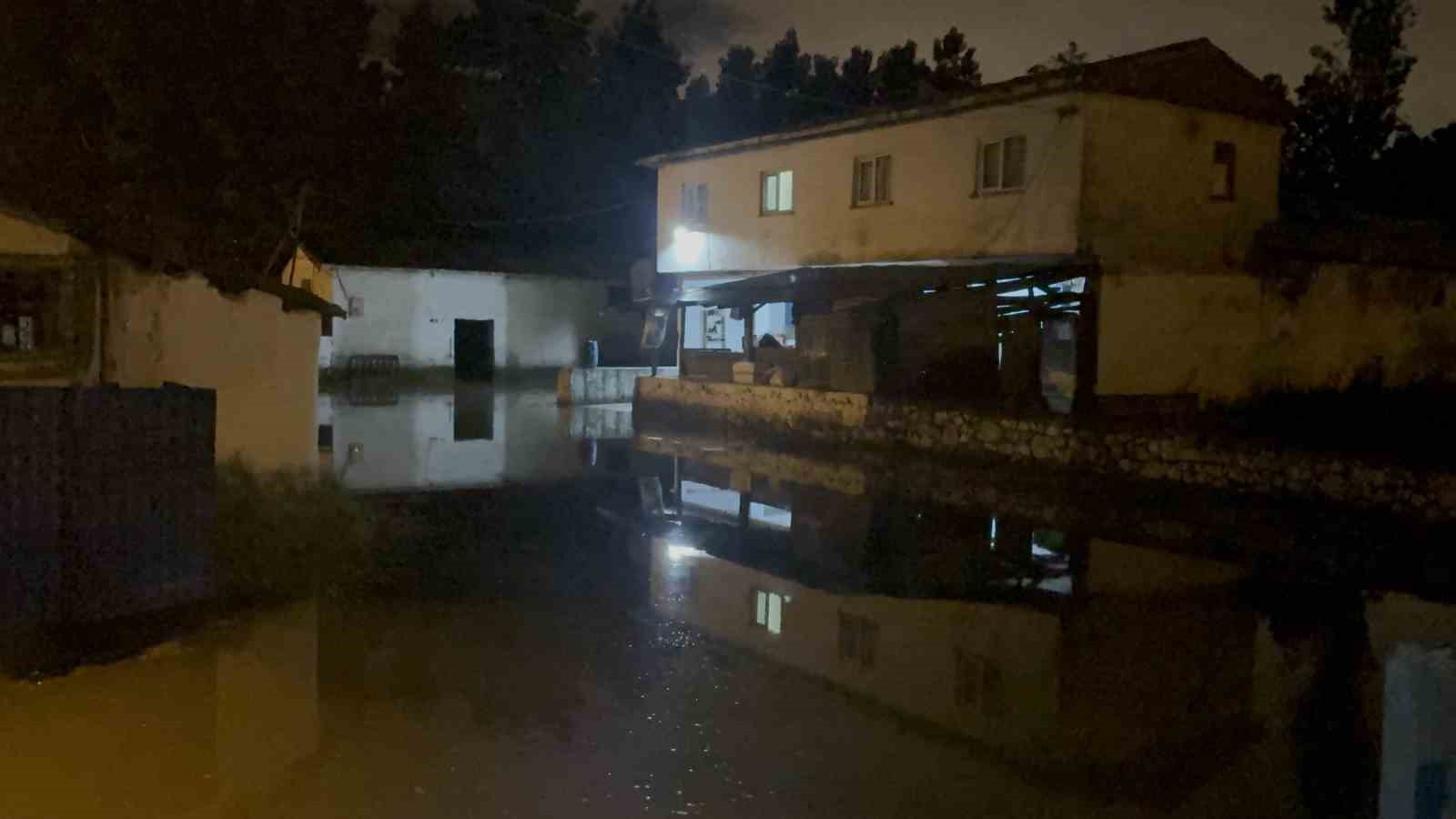turhalda yesilirmak suyu tasti bazi evleri su basti 1 R8Xm55Ht