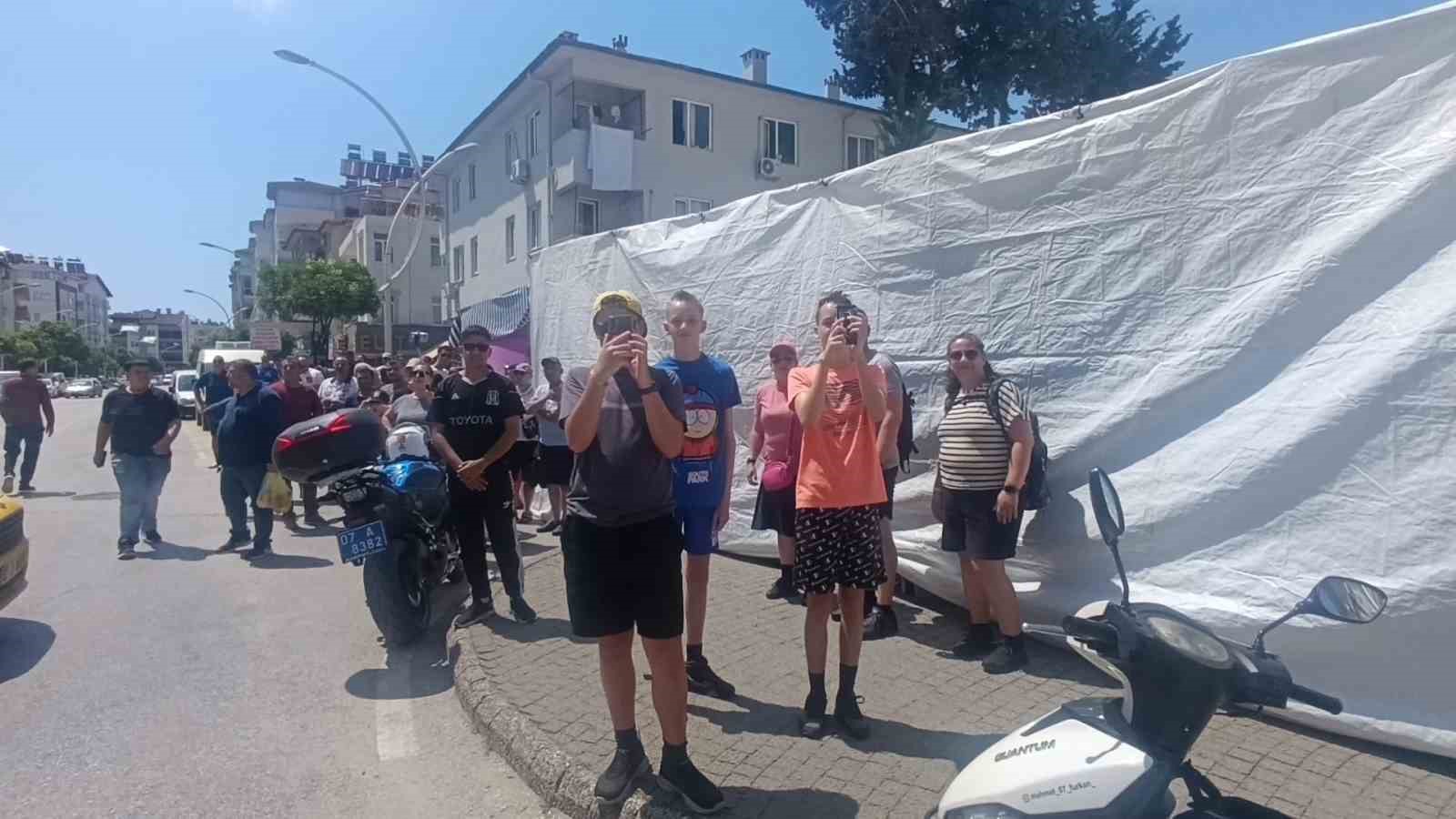 turistler pazar alisverisini birakip yangin goruntuleme yarisina girdi 0 OKuW2ea5
