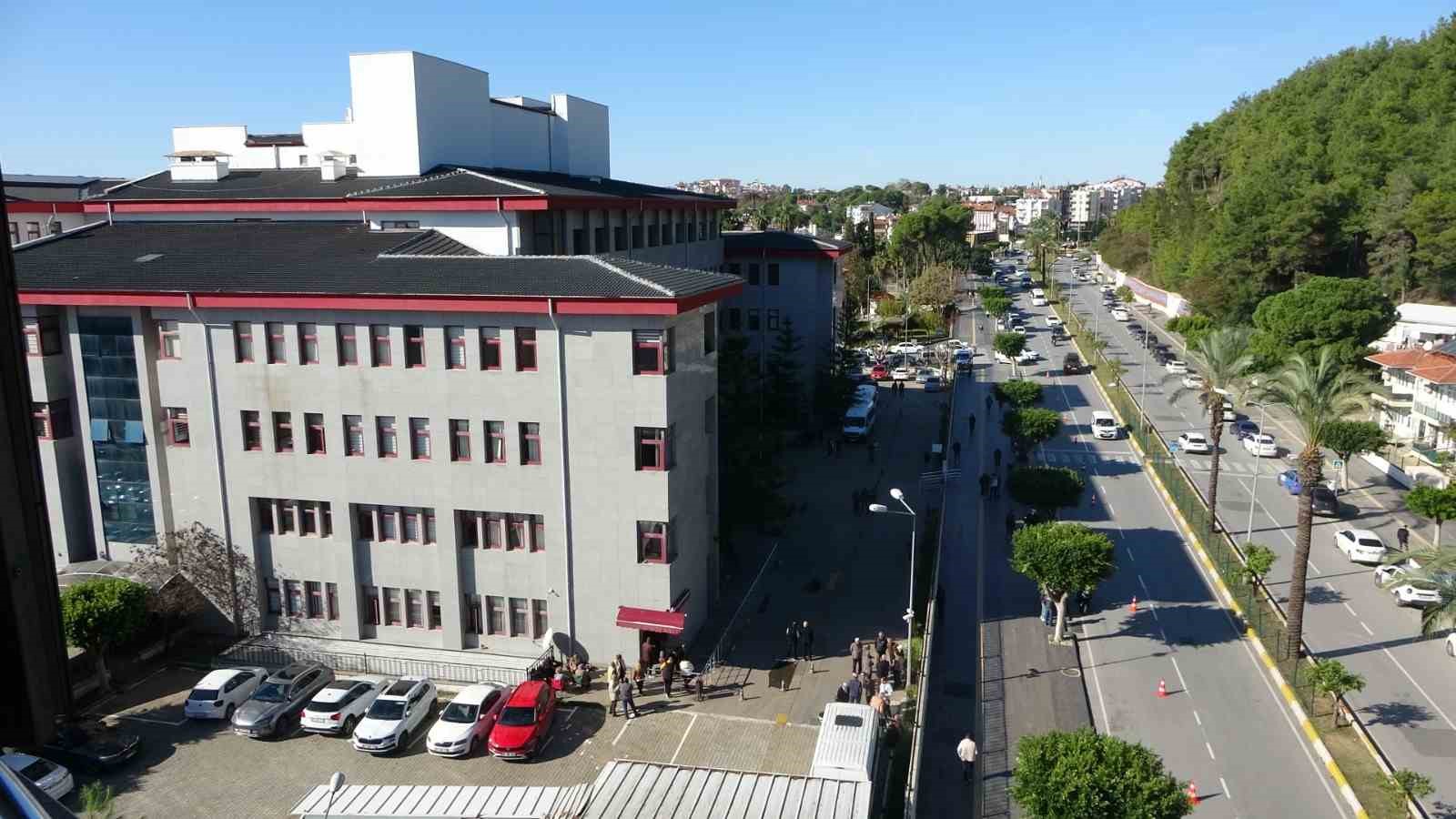 Turizmci Zafer Süral: "İsteklerin ardı arkası kesilmiyor, benim de dayanacak gücüm kalmamıştı şikayetçi oldum" 5 turizmci zafer sural isteklerin ardi arkasi kesilmiyor benim de dayanacak gucum kalmamisti sikayetci oldum 3M1C5U87