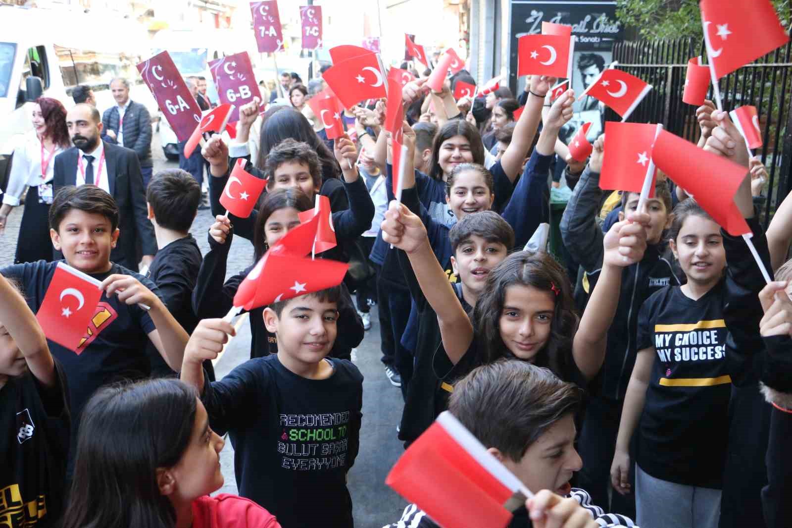 Türk bayrağını kapan sokağa çıktı, minik öğrenciler cumhuriyeti kutladı 4 turk bayragini kapan sokaga cikti minik ogrenciler cumhuriyeti kutladi 0 kd5j8CK3
