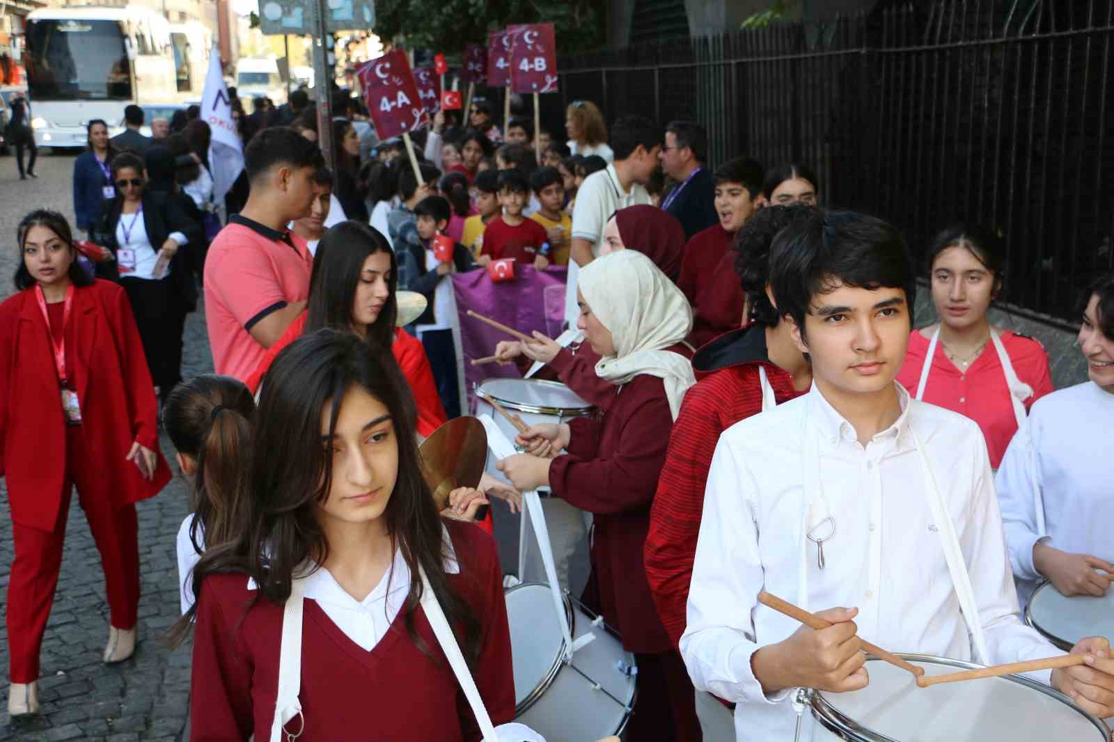 Türk bayrağını kapan sokağa çıktı, minik öğrenciler cumhuriyeti kutladı 5 turk bayragini kapan sokaga cikti minik ogrenciler cumhuriyeti kutladi 1 J8Mg6jXE