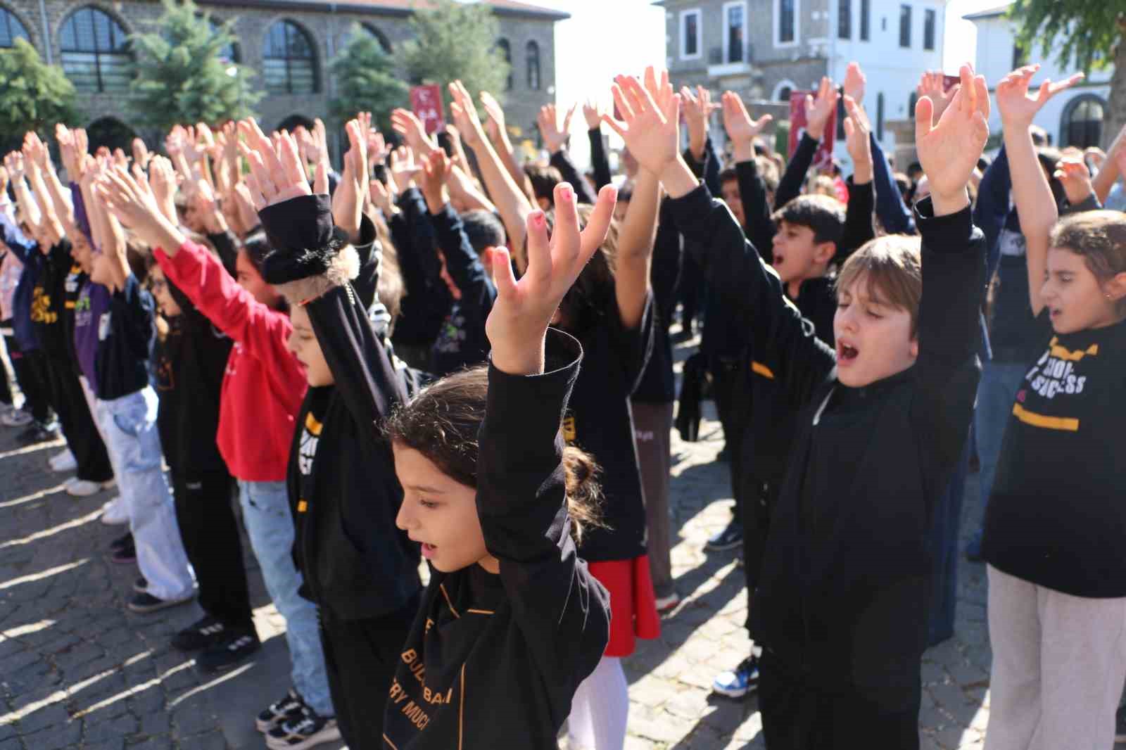 Türk bayrağını kapan sokağa çıktı, minik öğrenciler cumhuriyeti kutladı 14 turk bayragini kapan sokaga cikti minik ogrenciler cumhuriyeti kutladi 10