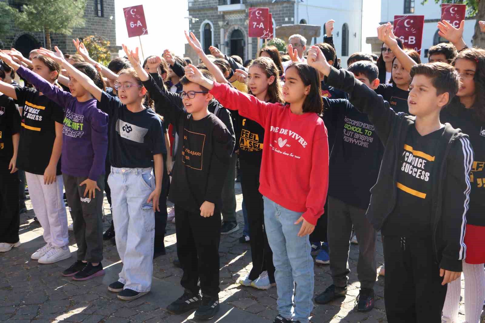 Türk bayrağını kapan sokağa çıktı, minik öğrenciler cumhuriyeti kutladı 15 turk bayragini kapan sokaga cikti minik ogrenciler cumhuriyeti kutladi 11 QOJlrwlG