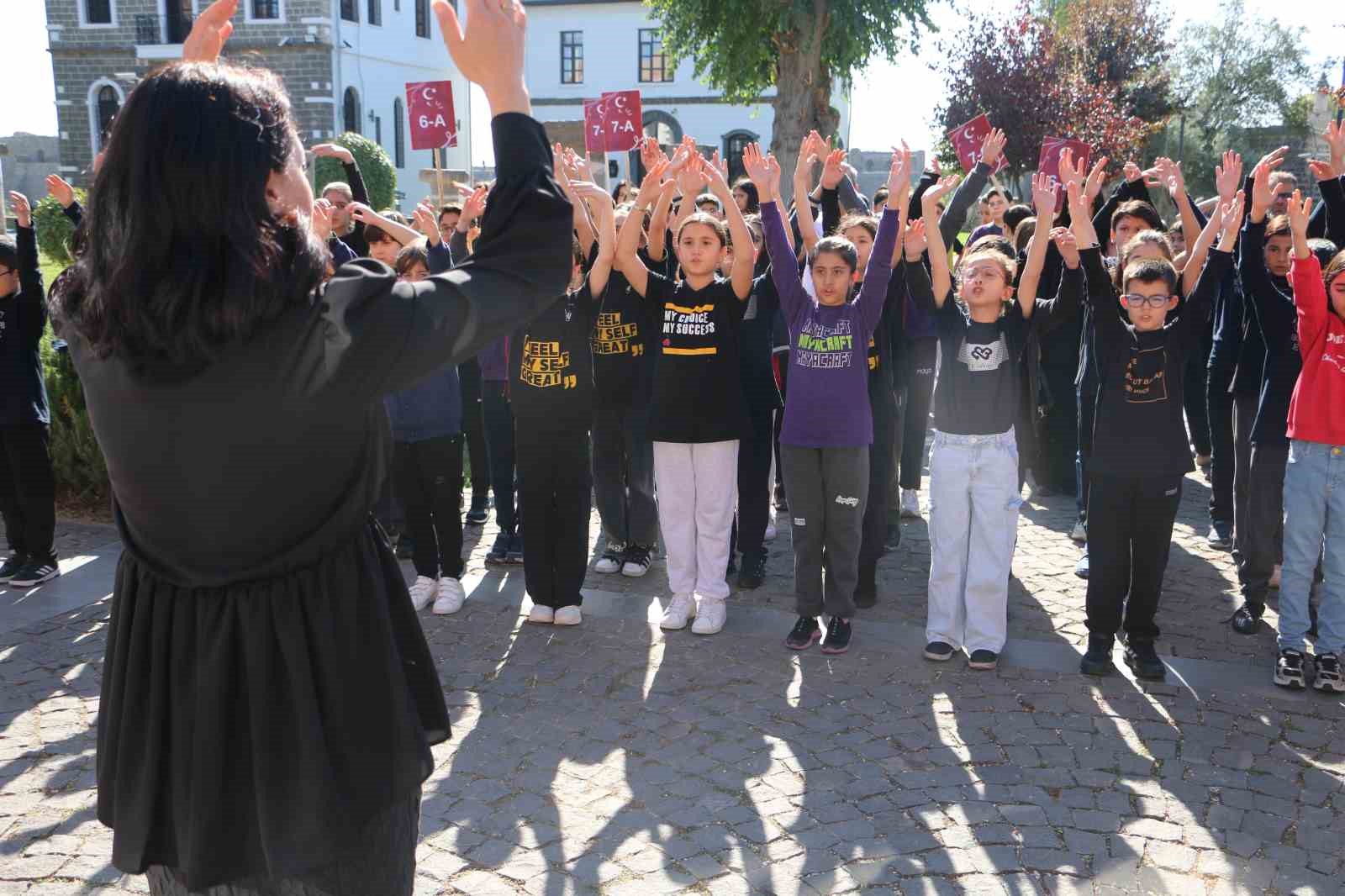 Türk bayrağını kapan sokağa çıktı, minik öğrenciler cumhuriyeti kutladı 16 turk bayragini kapan sokaga cikti minik ogrenciler cumhuriyeti kutladi 12