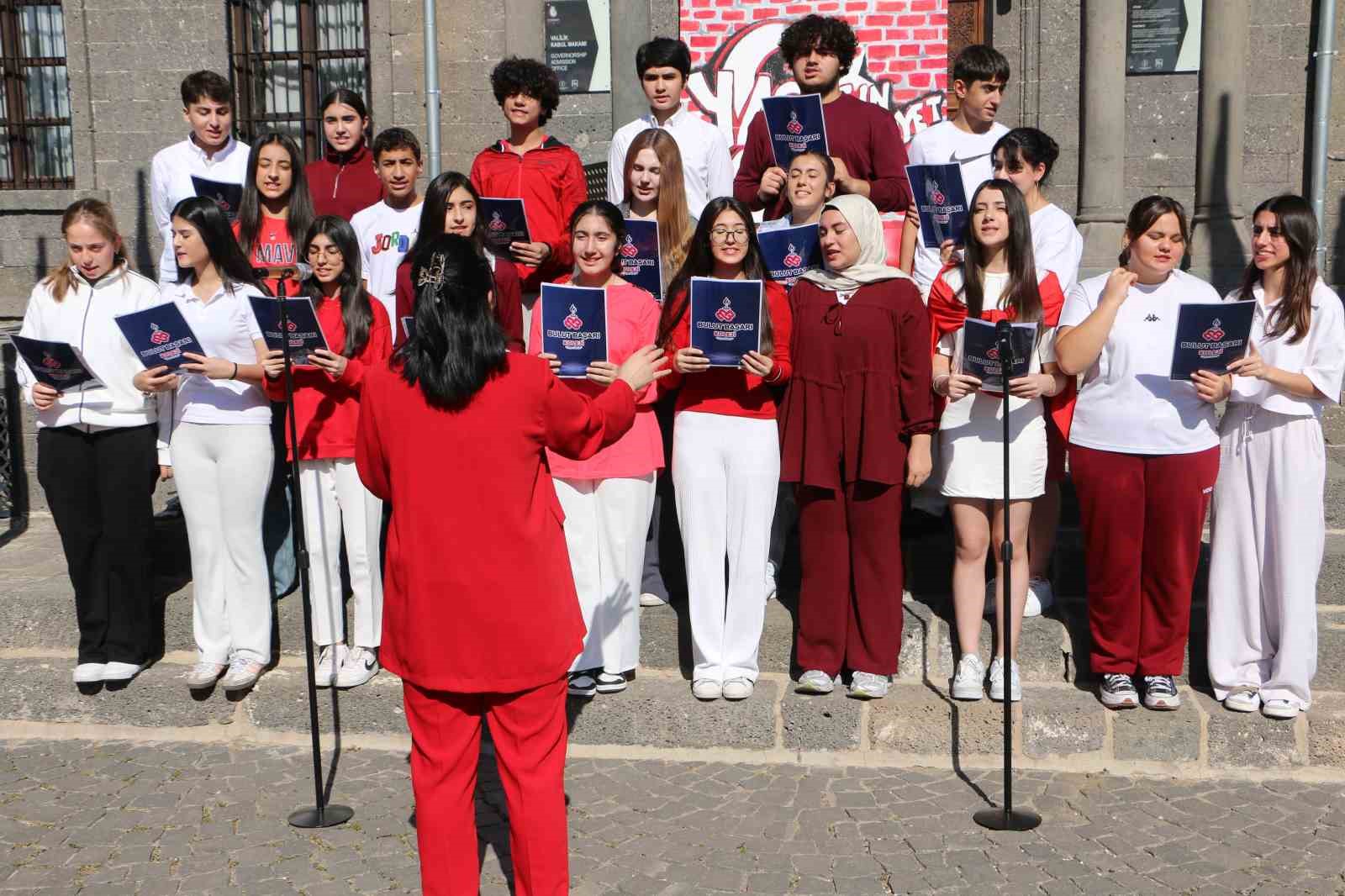 Türk bayrağını kapan sokağa çıktı, minik öğrenciler cumhuriyeti kutladı 17 turk bayragini kapan sokaga cikti minik ogrenciler cumhuriyeti kutladi 13 jhjGzgBD