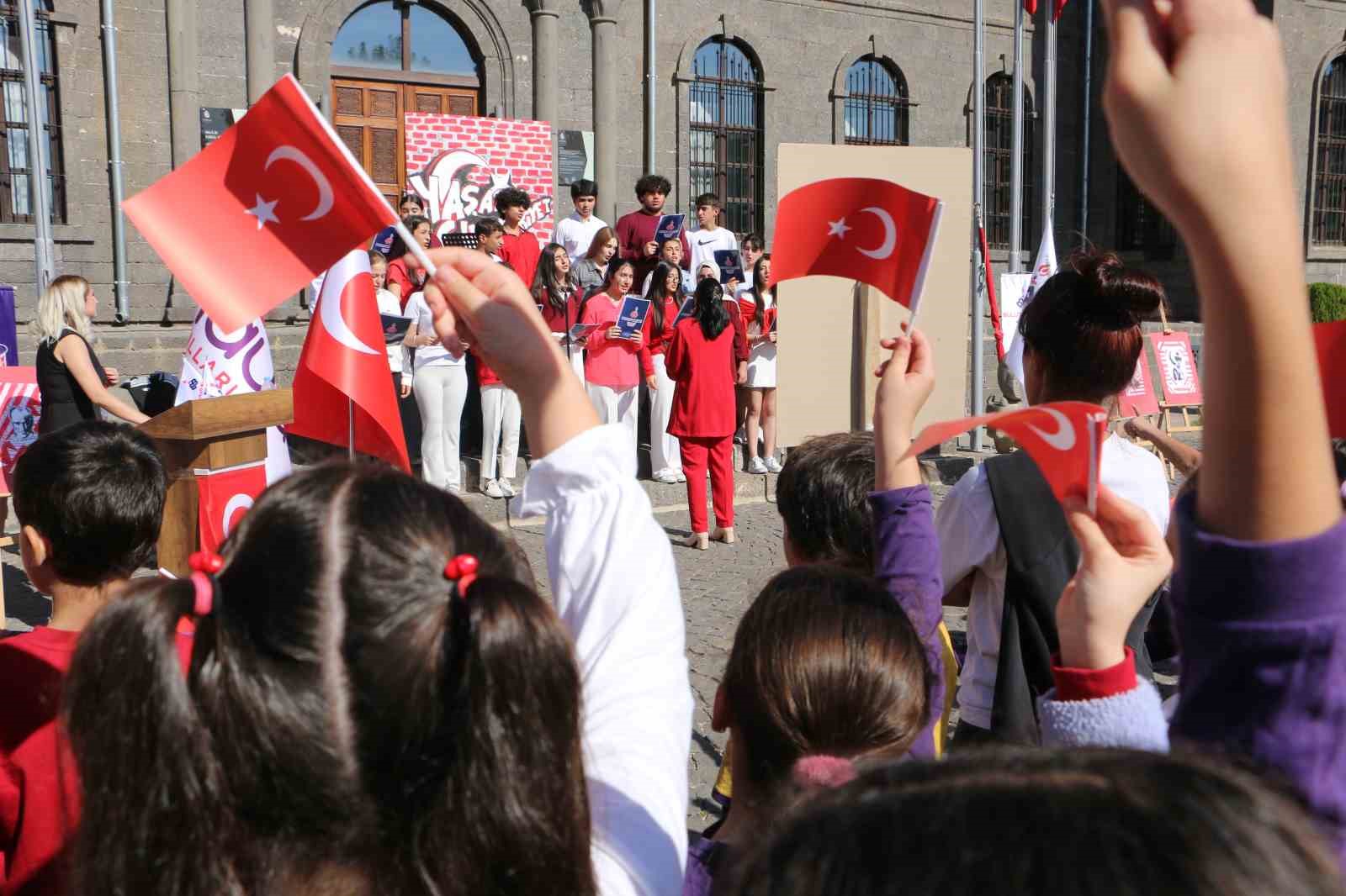 Türk bayrağını kapan sokağa çıktı, minik öğrenciler cumhuriyeti kutladı 19 turk bayragini kapan sokaga cikti minik ogrenciler cumhuriyeti kutladi 15 azKGWtFw