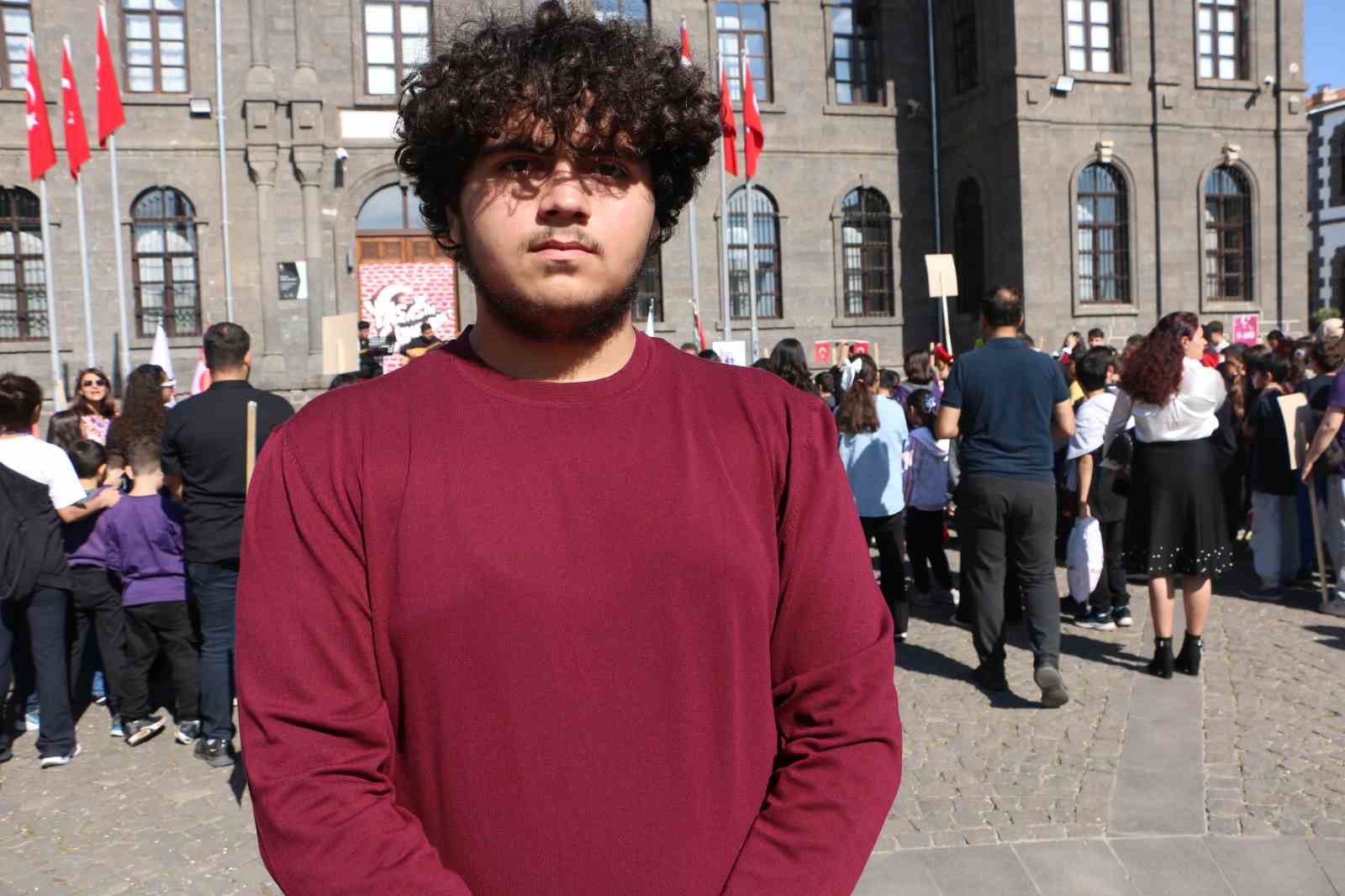 Türk bayrağını kapan sokağa çıktı, minik öğrenciler cumhuriyeti kutladı 20 turk bayragini kapan sokaga cikti minik ogrenciler cumhuriyeti kutladi 16 DsrPLB9Y