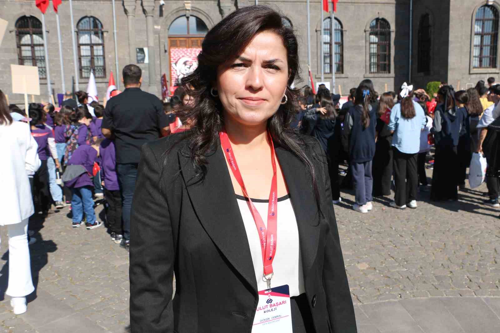 Türk bayrağını kapan sokağa çıktı, minik öğrenciler cumhuriyeti kutladı 22 turk bayragini kapan sokaga cikti minik ogrenciler cumhuriyeti kutladi 18 sg6uWTWD