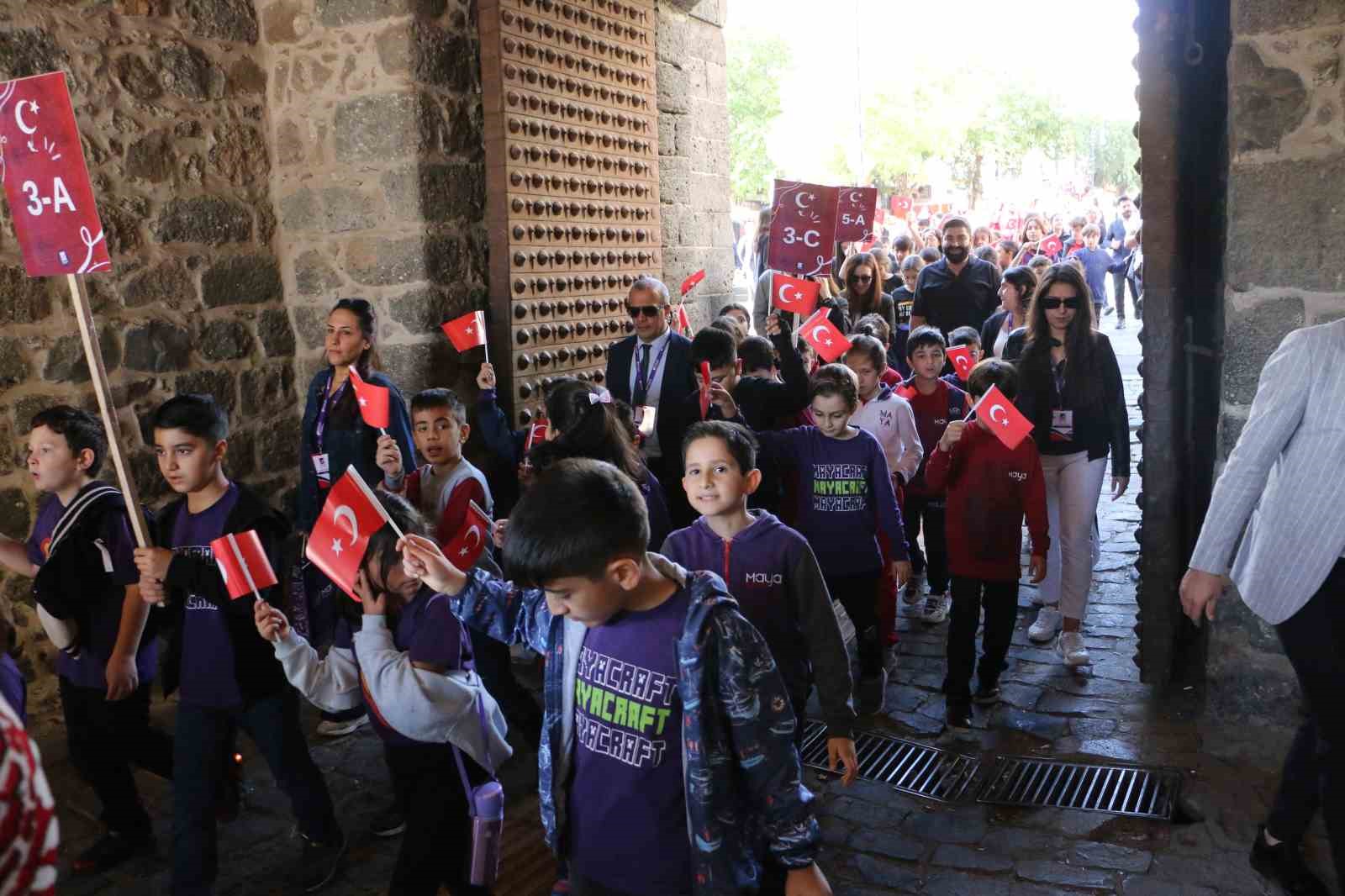 Türk bayrağını kapan sokağa çıktı, minik öğrenciler cumhuriyeti kutladı 6 turk bayragini kapan sokaga cikti minik ogrenciler cumhuriyeti kutladi 2 htArdcAQ