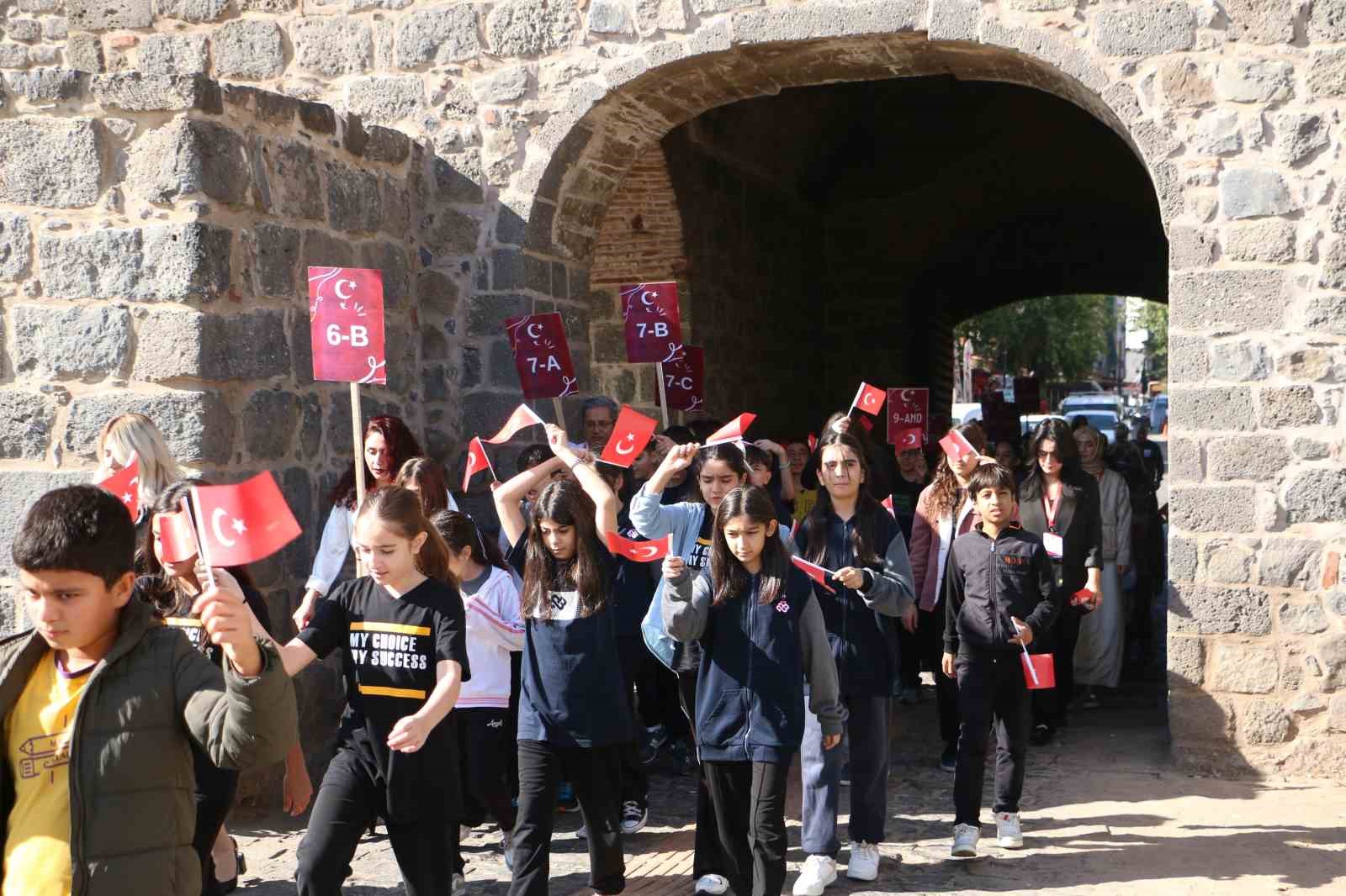 Türk bayrağını kapan sokağa çıktı, minik öğrenciler cumhuriyeti kutladı 7 turk bayragini kapan sokaga cikti minik ogrenciler cumhuriyeti kutladi 3 irALy3Si