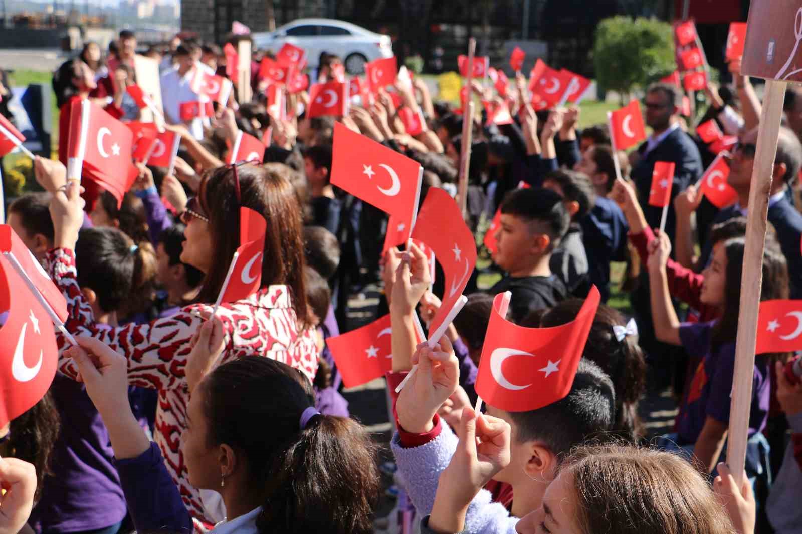 Türk bayrağını kapan sokağa çıktı, minik öğrenciler cumhuriyeti kutladı 10 turk bayragini kapan sokaga cikti minik ogrenciler cumhuriyeti kutladi 6 d5jGqdH1