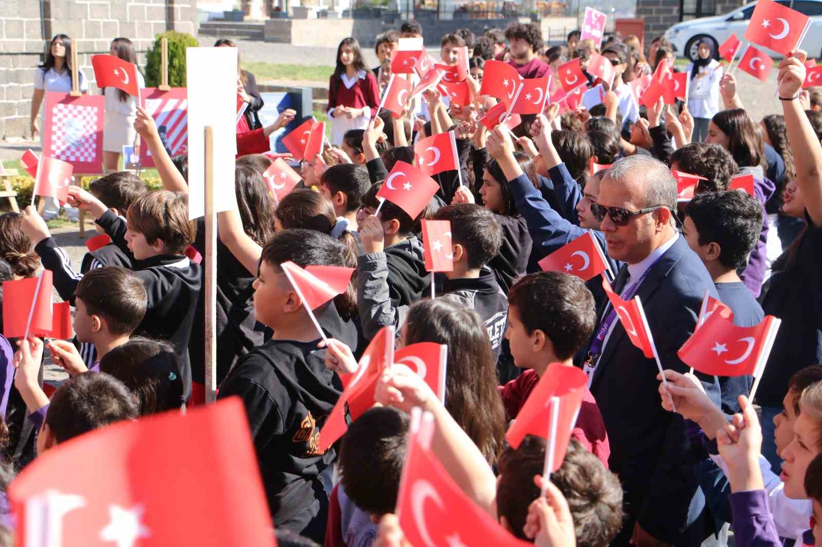Türk bayrağını kapan sokağa çıktı, minik öğrenciler cumhuriyeti kutladı 11 turk bayragini kapan sokaga cikti minik ogrenciler cumhuriyeti kutladi 7 11KnrsNv