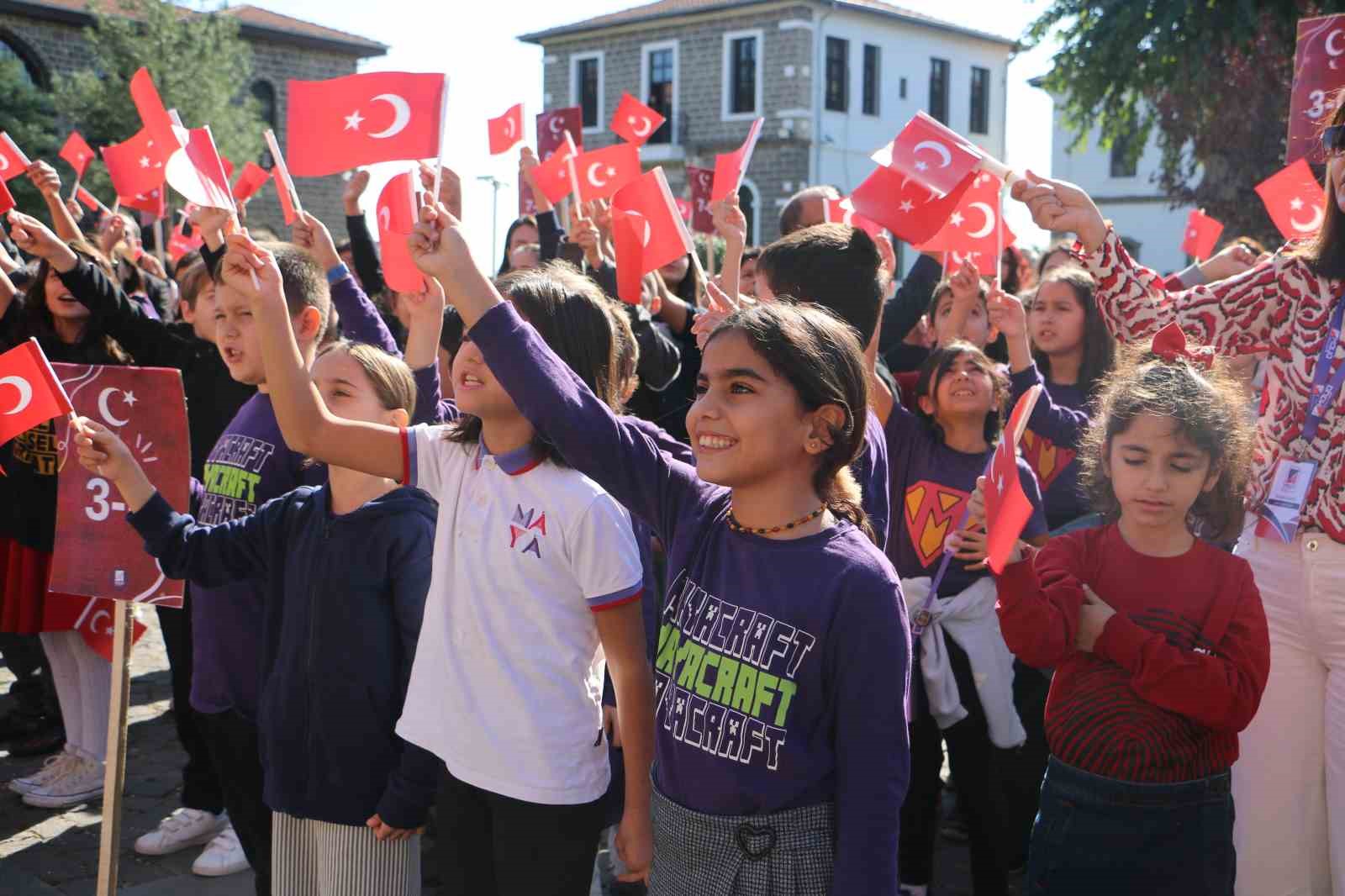 Türk bayrağını kapan sokağa çıktı, minik öğrenciler cumhuriyeti kutladı 12 turk bayragini kapan sokaga cikti minik ogrenciler cumhuriyeti kutladi 8 POErMf2v
