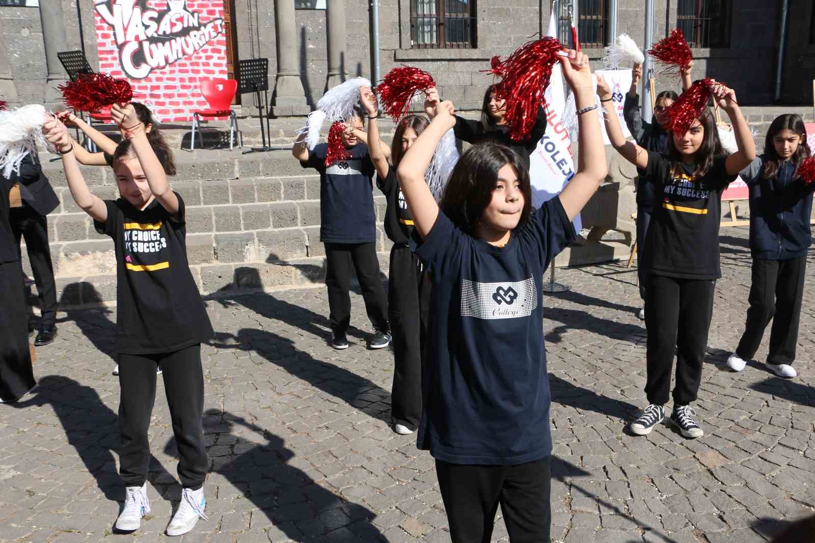 Türk bayrağını kapan sokağa çıktı, minik öğrenciler cumhuriyeti kutladı 13 turk bayragini kapan sokaga cikti minik ogrenciler cumhuriyeti kutladi 9 cSPSS96G
