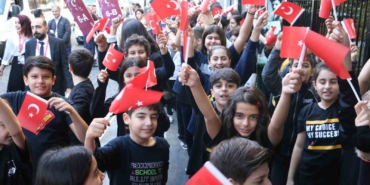 turk-bayragini-kapan-sokaga-cikti-minik-ogrenciler-cumhuriyeti-kutladi-F7yhcbTQ.jpg