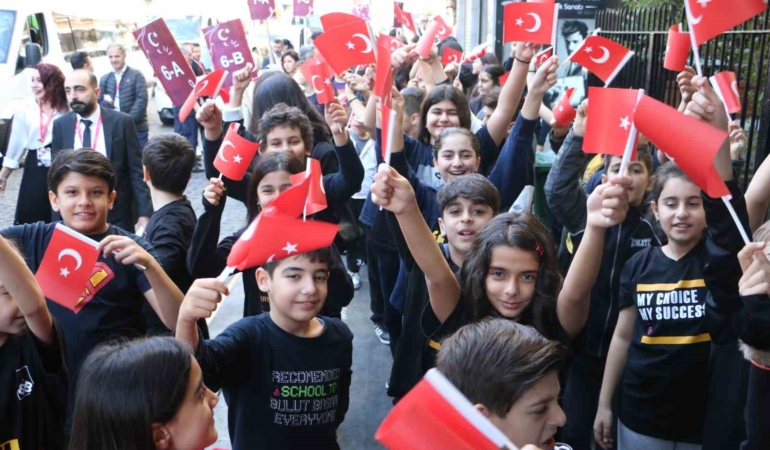 turk-bayragini-kapan-sokaga-cikti-minik-ogrenciler-cumhuriyeti-kutladi-F7yhcbTQ.jpg