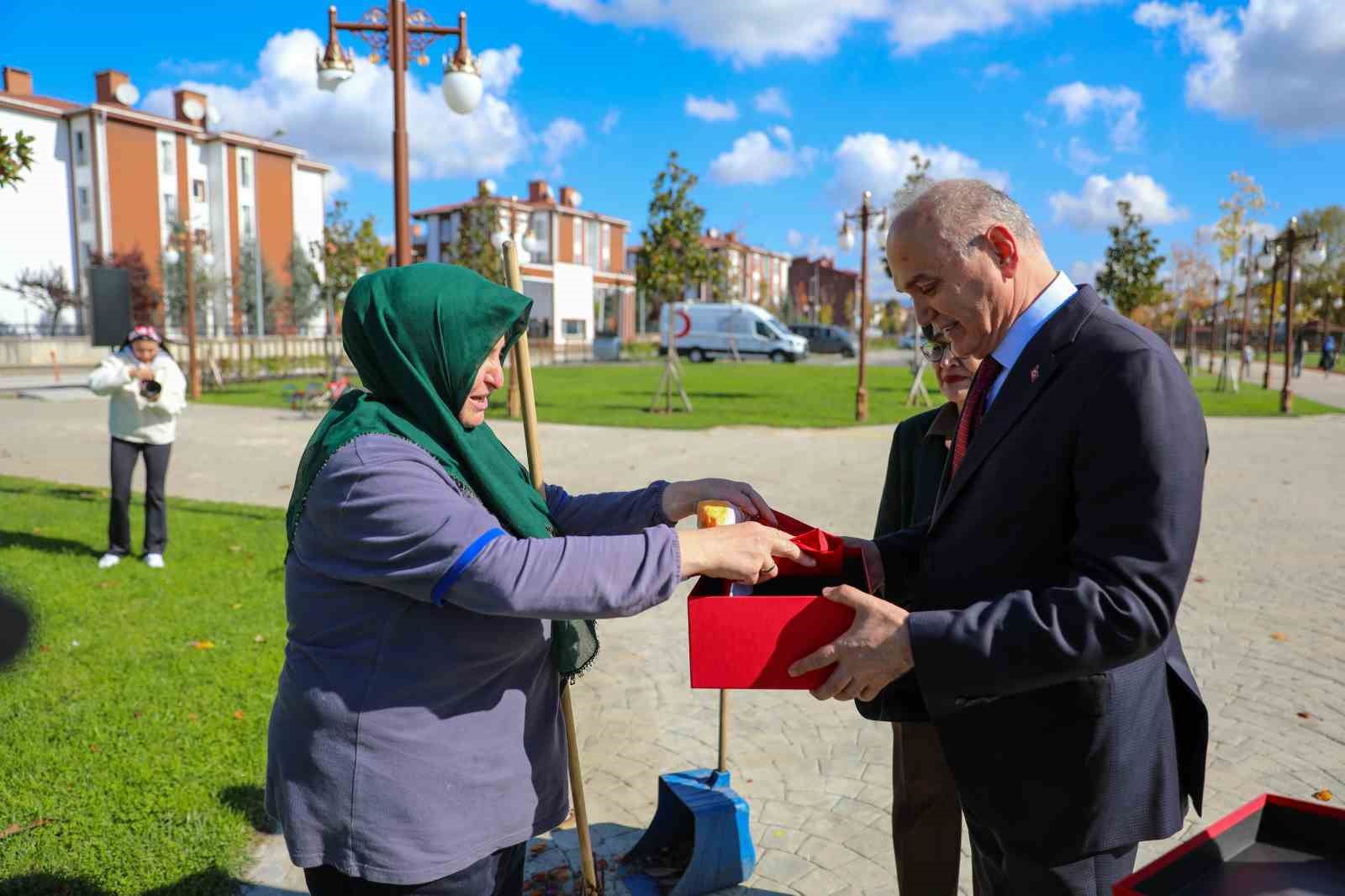 Türk bayrağını yere düşürmemek için gösterdiği duyarlılık yürekleri ısıttı 4 turk bayragini yere dusurmemek icin gosterdigi duyarlilik yurekleri isitti 0 a6dDUdwE