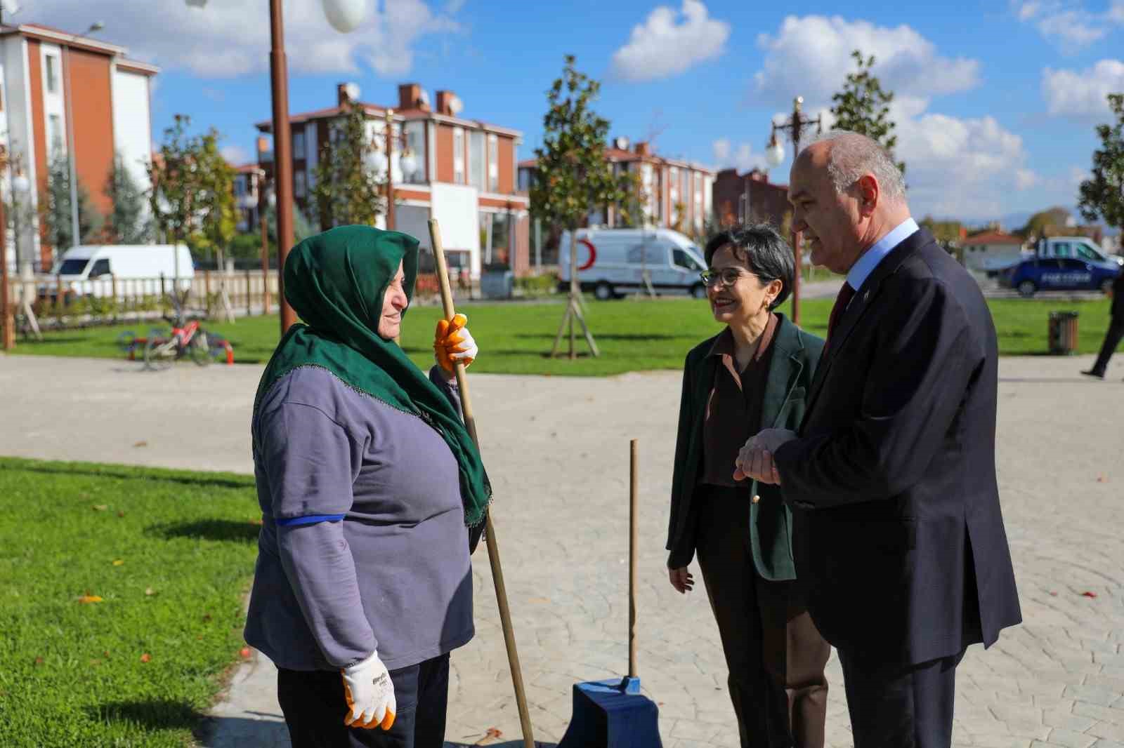 Türk bayrağını yere düşürmemek için gösterdiği duyarlılık yürekleri ısıttı 5 turk bayragini yere dusurmemek icin gosterdigi duyarlilik yurekleri isitti 1