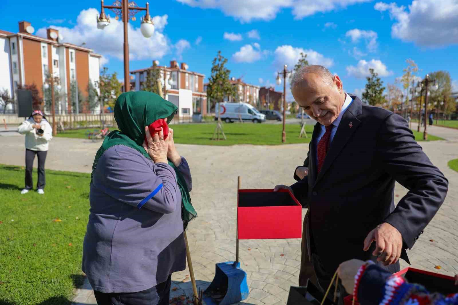 Türk bayrağını yere düşürmemek için gösterdiği duyarlılık yürekleri ısıttı 6 turk bayragini yere dusurmemek icin gosterdigi duyarlilik yurekleri isitti 2 uDh8nvaS