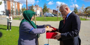 turk-bayragini-yere-dusurmemek-icin-gosterdigi-duyarlilik-yurekleri-isitti-9Z8cHIsm.jpg