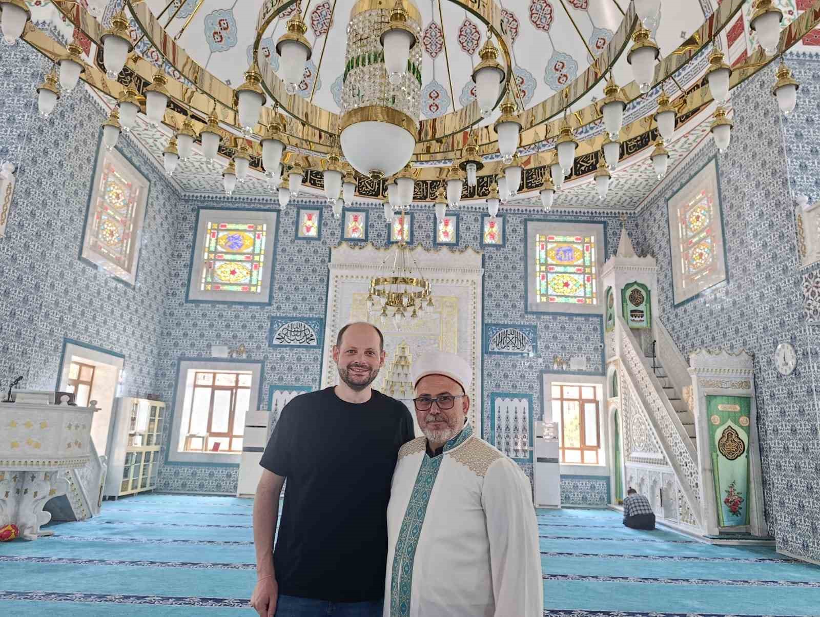 Türk bayraklı nişanın ardından Alman damat Müslüman oldu 4 turk bayrakli nisanin ardindan alman damat musluman oldu 0 Jzcb44UO
