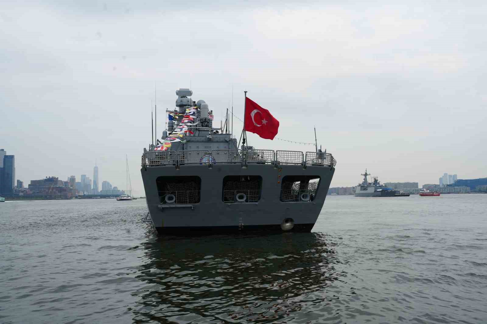 turk donanmasindan atlantikin otesinde guc gosterisi tcg orucreis new yorkta 10 GELJt7k7