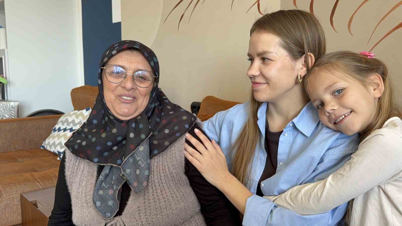turk esinin babaannesine abdest aldirip seccadesini serdi 11 milyon izlenip gonullerin gelini oldu 1 93R4NDsB