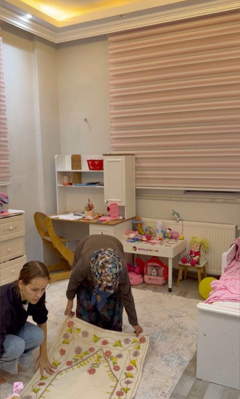 turk esinin babaannesine abdest aldirip seccadesini serdi 11 milyon izlenip gonullerin gelini oldu 13 fVQLidUw