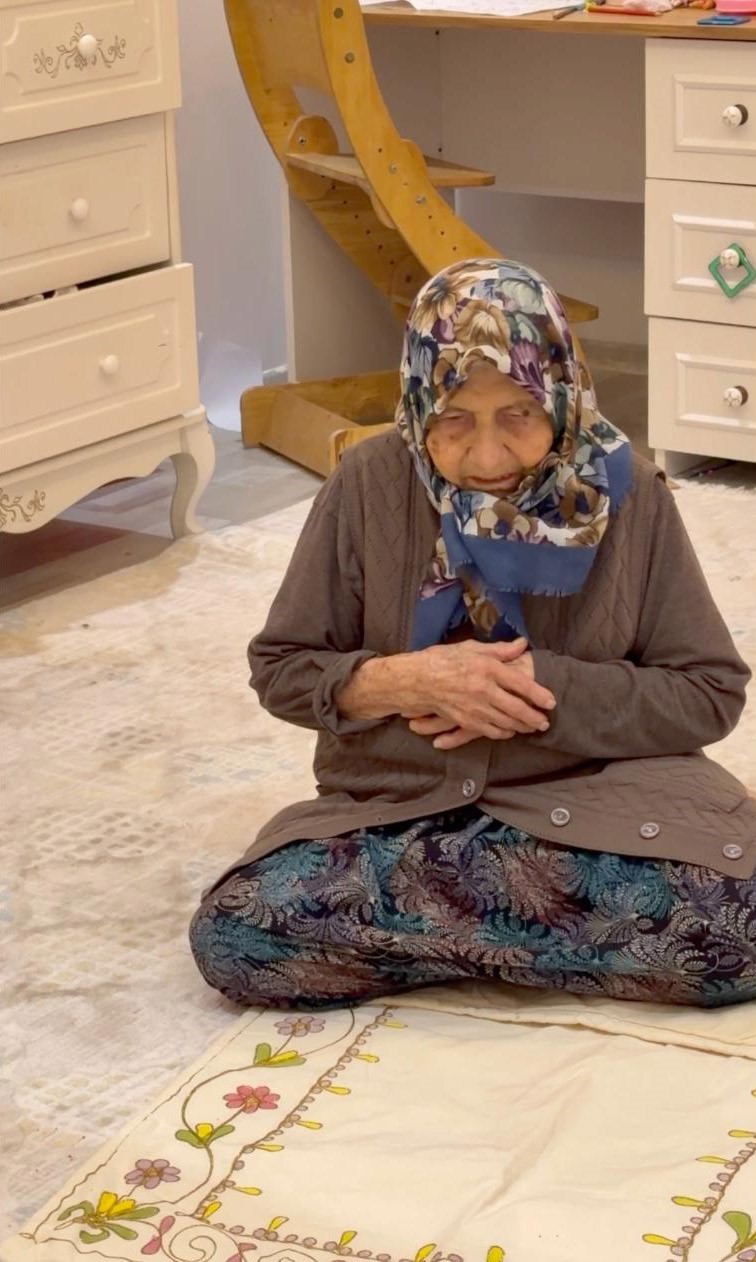 turk esinin babaannesine abdest aldirip seccadesini serdi 11 milyon izlenip gonullerin gelini oldu 14 mO9mTXd8
