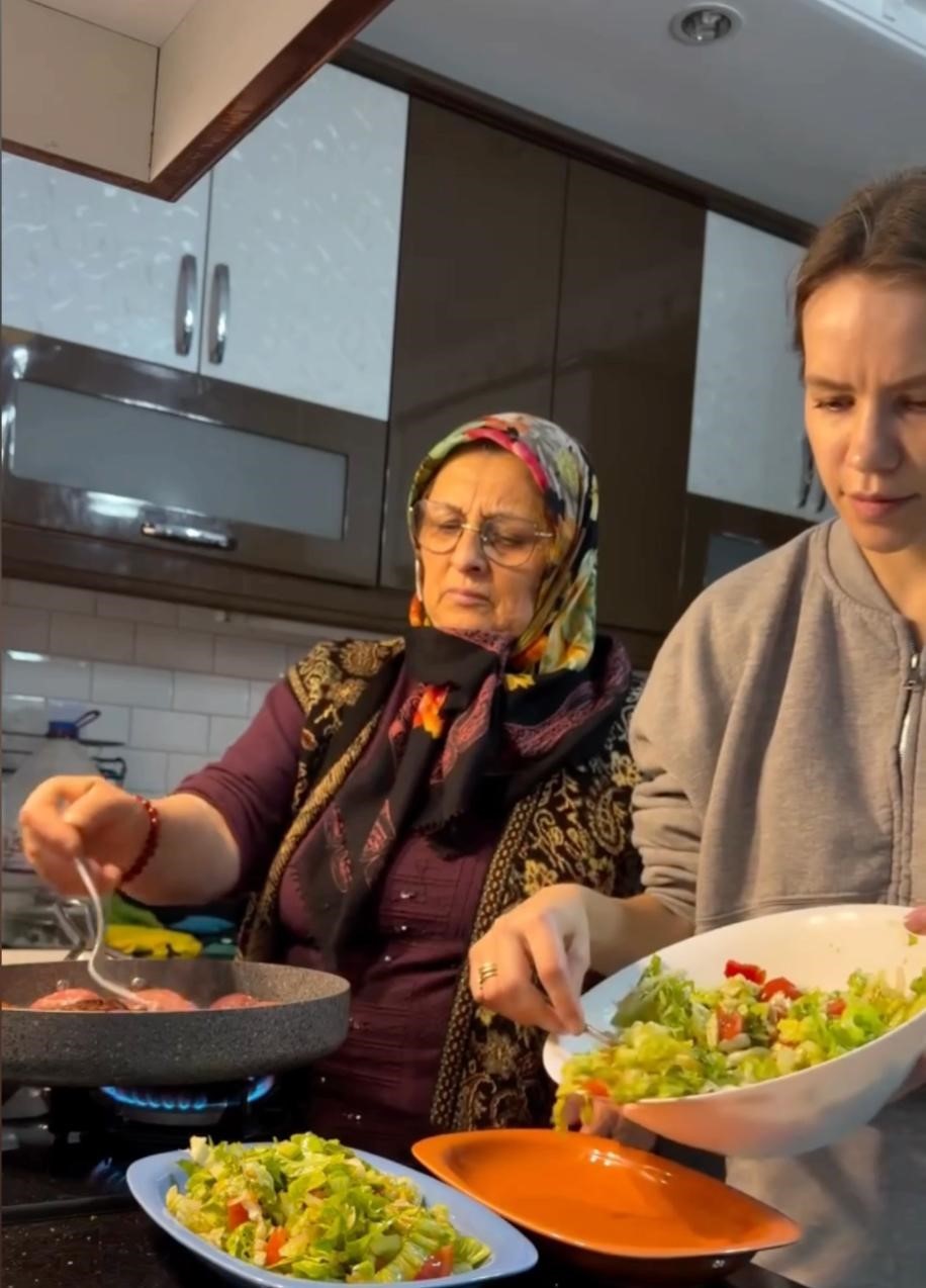 turk esinin babaannesine abdest aldirip seccadesini serdi 11 milyon izlenip gonullerin gelini oldu 15 GDIWY546