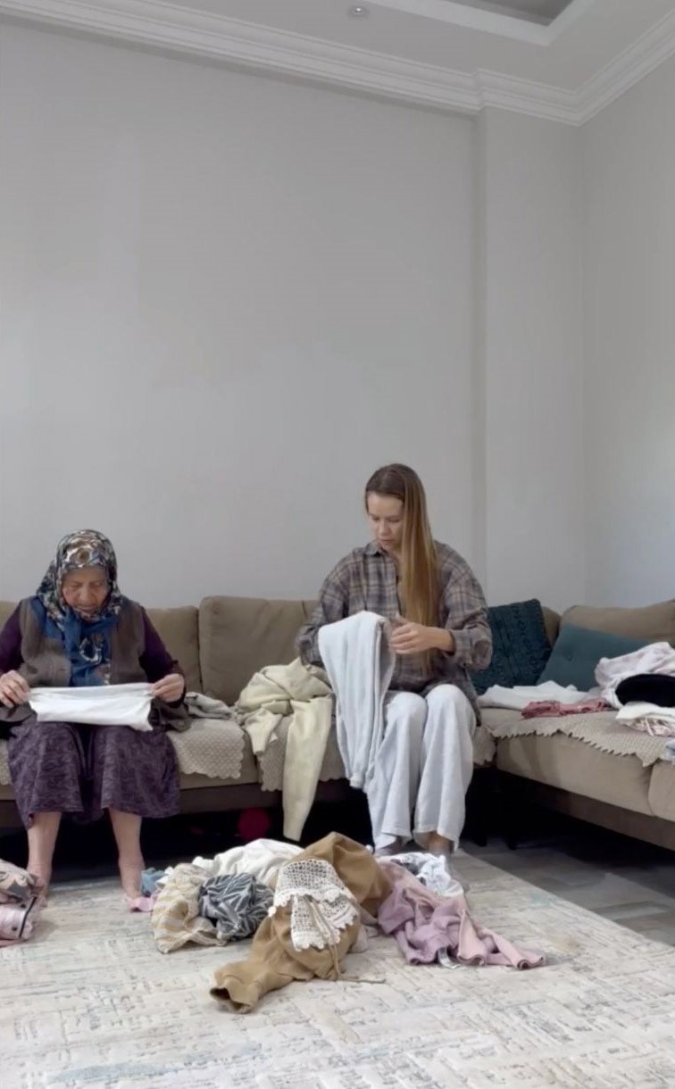 turk esinin babaannesine abdest aldirip seccadesini serdi 11 milyon izlenip gonullerin gelini oldu 18 21y1bPkJ