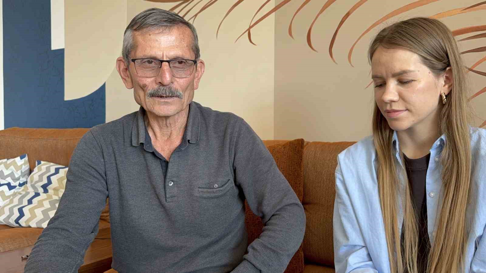 turk esinin babaannesine abdest aldirip seccadesini serdi 11 milyon izlenip gonullerin gelini oldu 2 rwk7B7HS