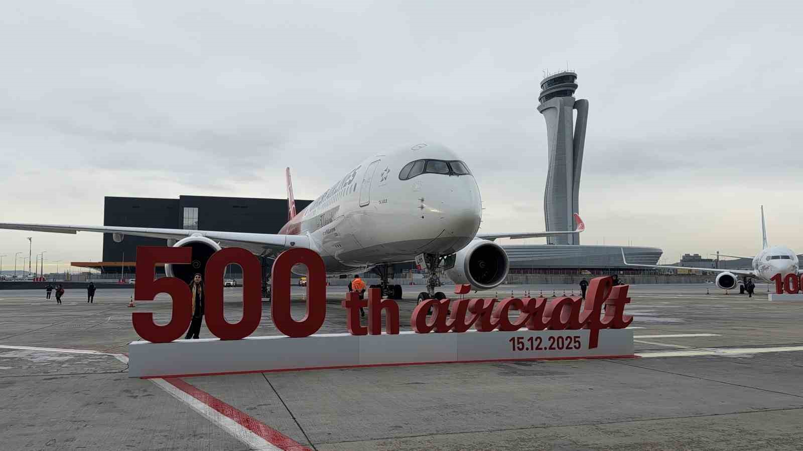 turk hava yollari 100 bin calisaninin fotografiyla giydirdigi 500 ucagini tanitti 0 mUzrCOpd