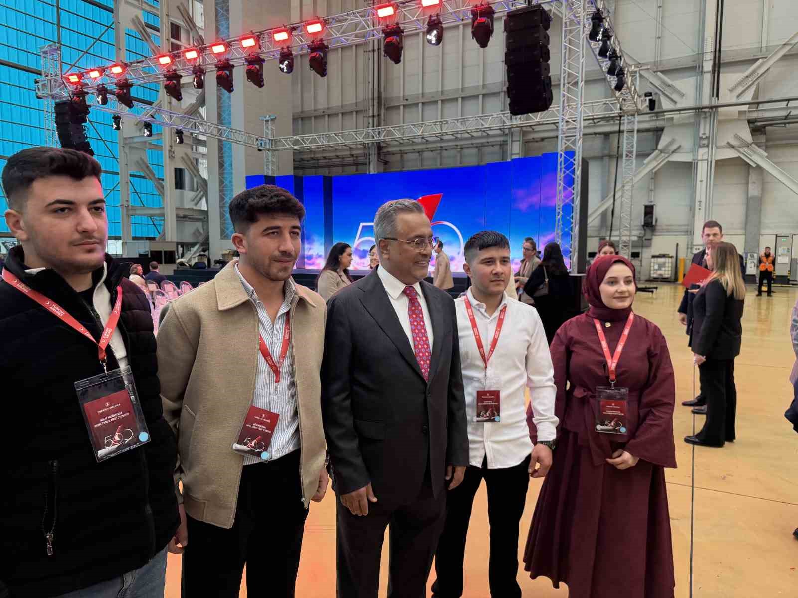 turk hava yollari 100 bin calisaninin fotografiyla giydirdigi 500 ucagini tanitti 3 ZBBqAgXZ
