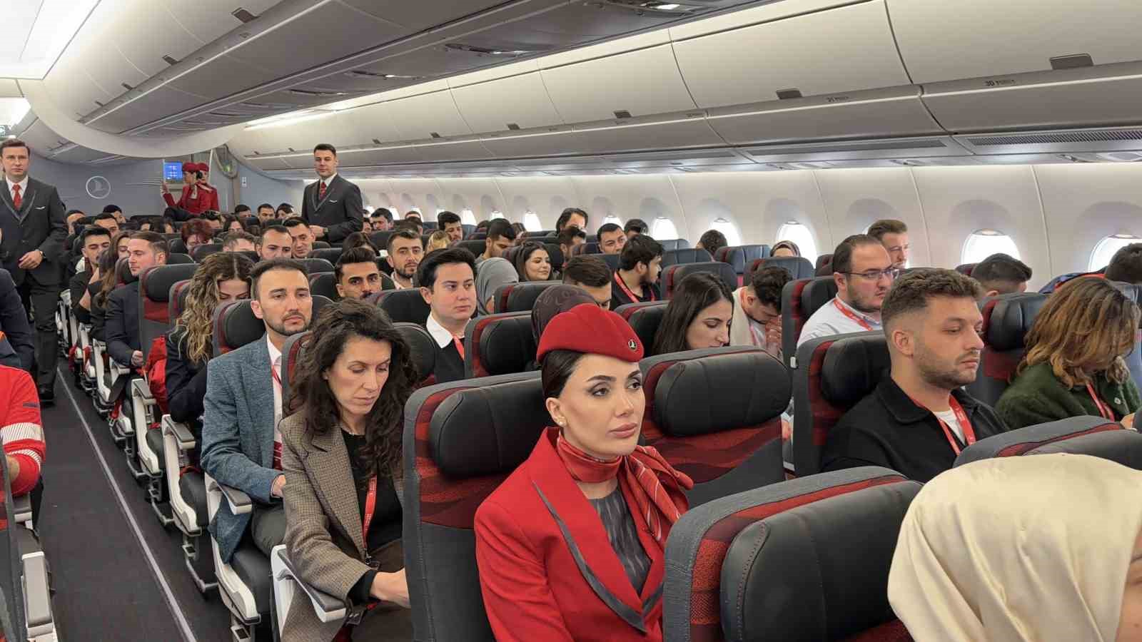 turk hava yollari 100 bin calisaninin fotografiyla giydirdigi 500 ucagini tanitti 4 FvLTnUET