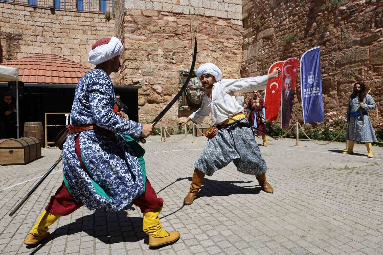 turk kiliclari zindankapida carpisti 3 D3BcXu6G