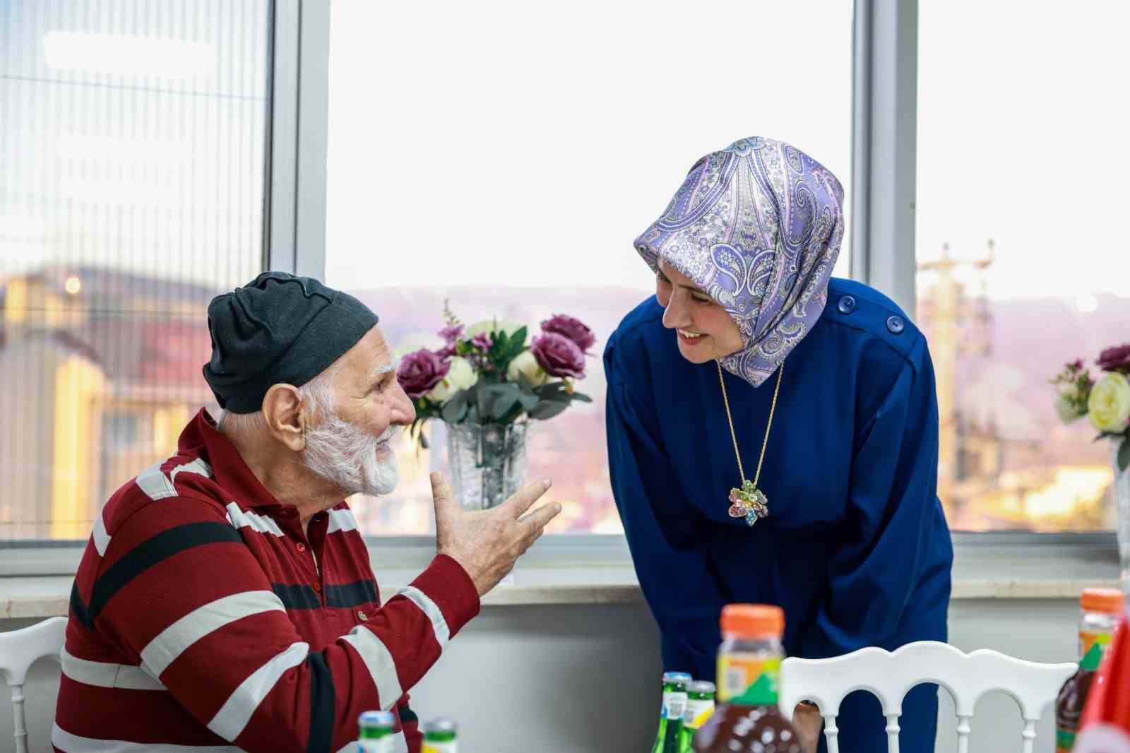 turk kizilay huzurevi sakinleriyle iftarda bulustu 1 uOuHL9Yn