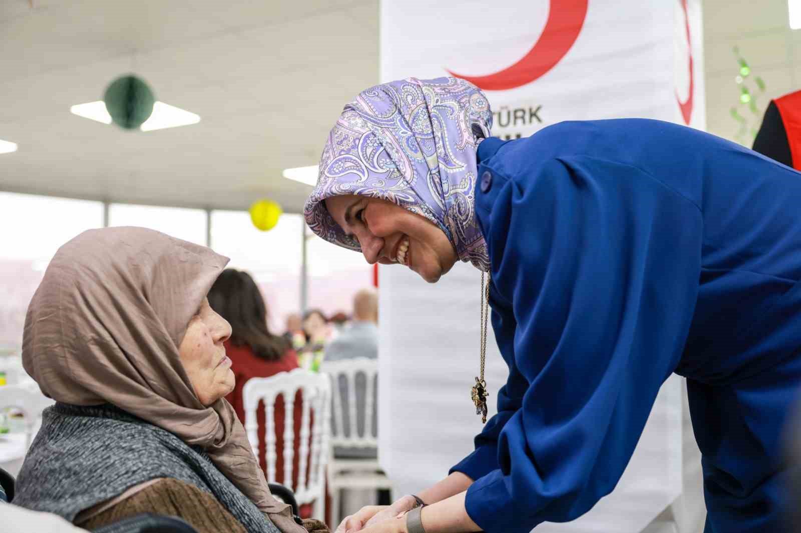 turk kizilay huzurevi sakinleriyle iftarda bulustu 2 UDXdKPW3