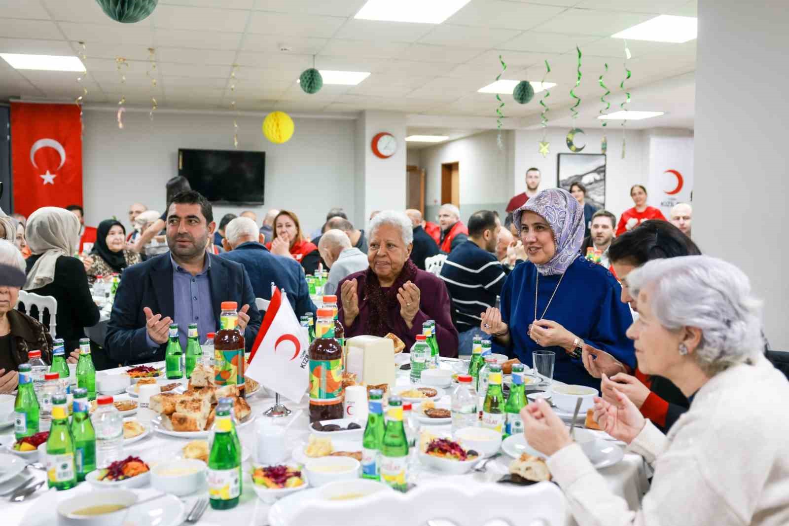 turk kizilay huzurevi sakinleriyle iftarda bulustu 4 ThjfWDXk