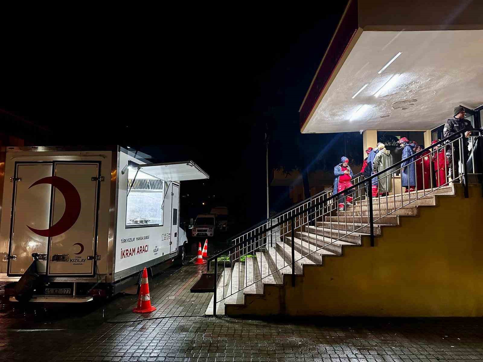 Türk Kızılay Sındırgı depremi sonrası harekete geçti 6 turk kizilay sindirgi depremi sonrasi harekete gecti 2 hhYkOigV