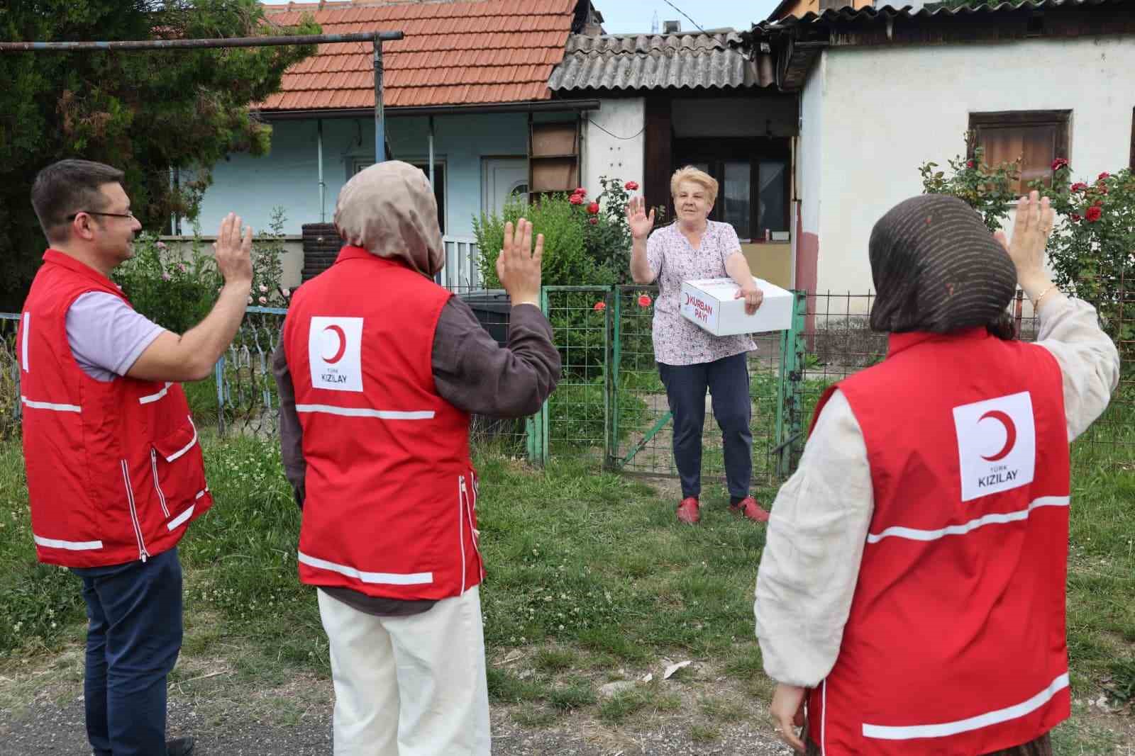 turk kizilay yurt icinde ve 30 ulkede 199 bin 846 hisse kurban kesimi gerceklestirdi iIZAlNLy