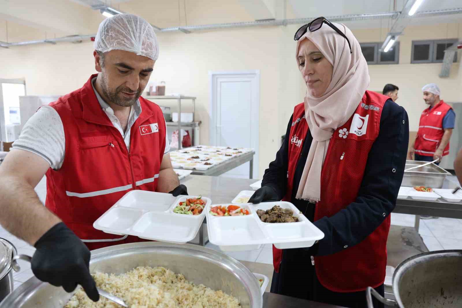 turk kizilaydan huzurevi sakinlerine anlamli agirlama 4 9NGOewMv