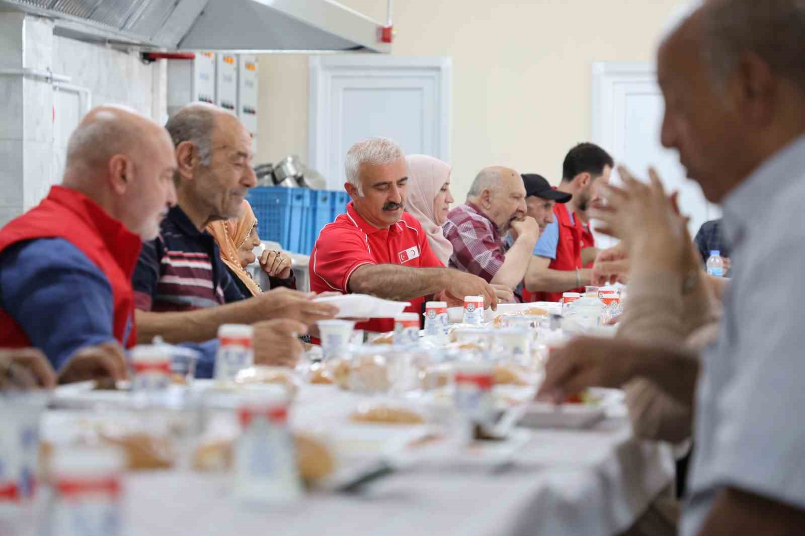 turk kizilaydan huzurevi sakinlerine anlamli agirlama 5 NmJwDfB1