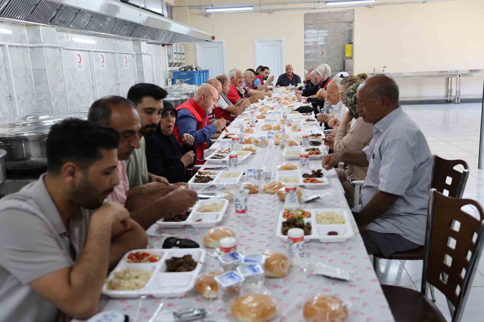 turk kizilaydan huzurevi sakinlerine anlamli agirlama 7 rkKMWZ8U